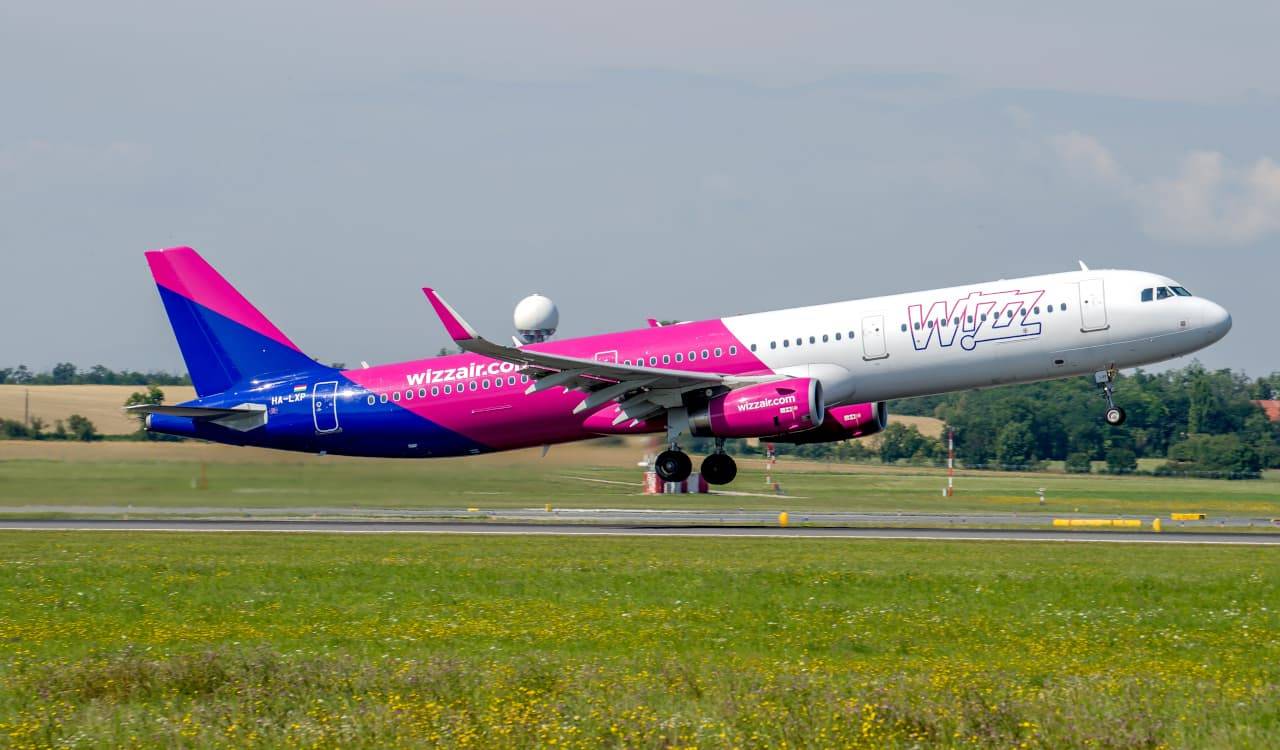 wizz air assume piloti