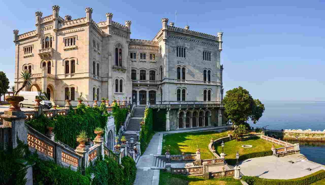In Italia un castello da fiaba sul mare