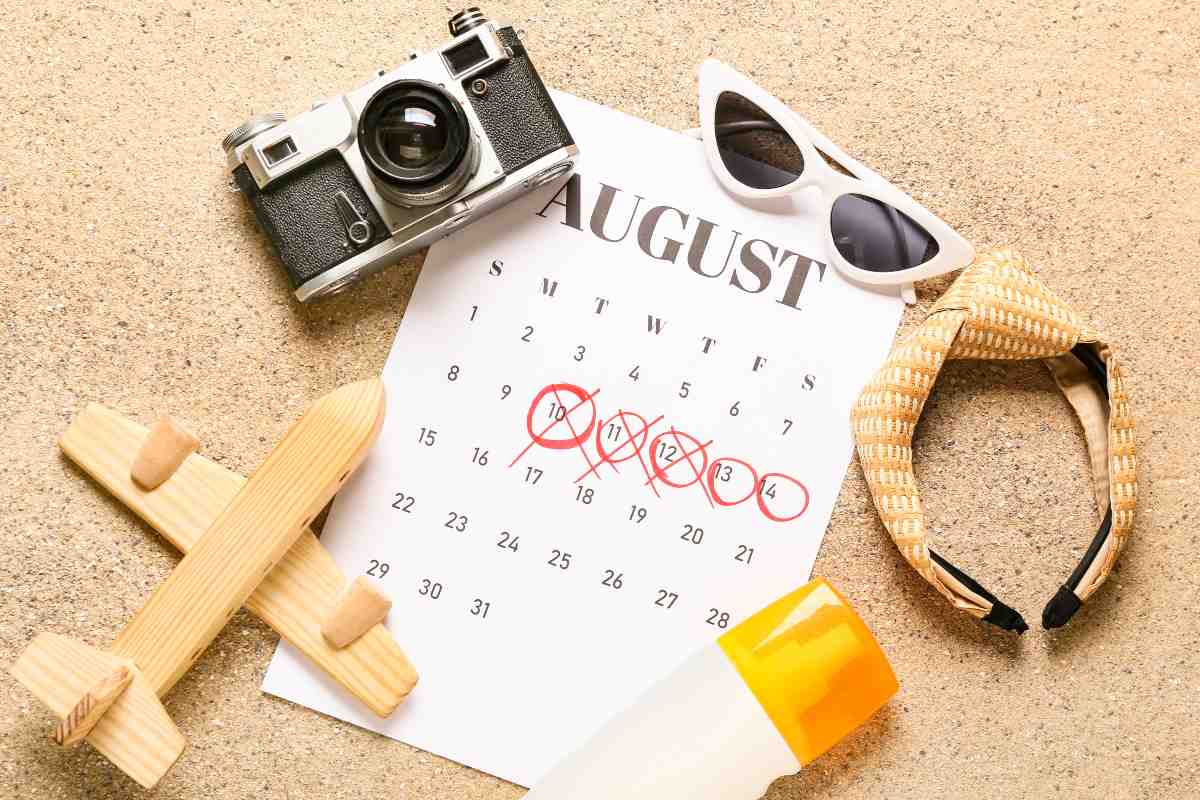 Calendario con le ferie segnate ad agosto