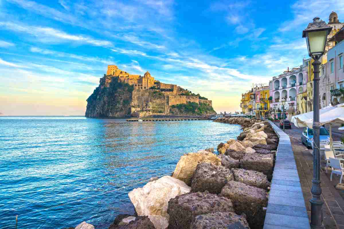 Vista della passeggiata di Ischia e del Castello Aragonese