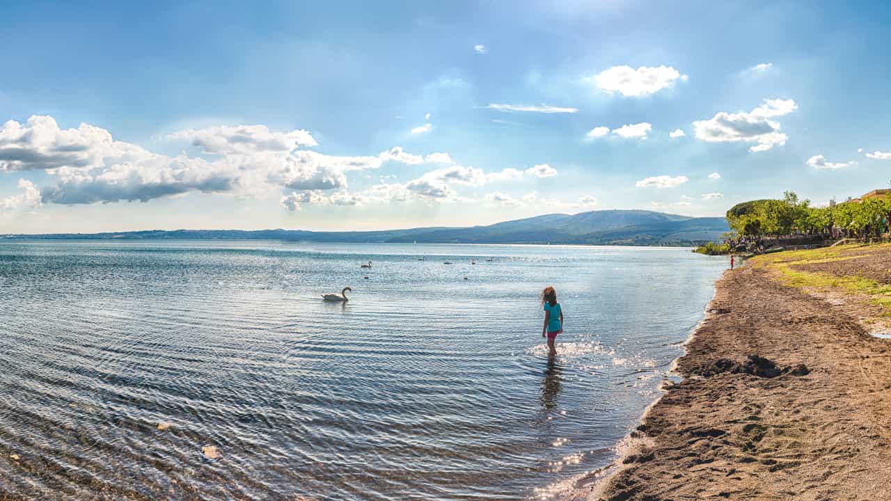 Ferragosto 2022 low cost: le mete last minute dove andare al lago ferragosto 2022 low cost lago
