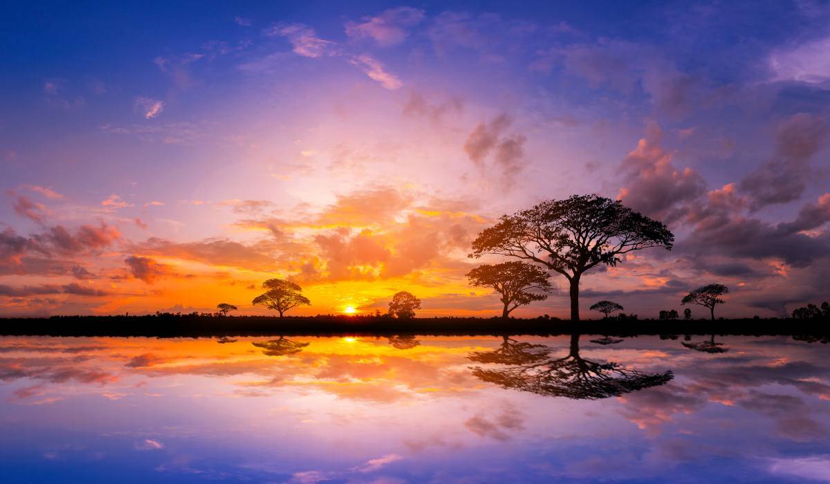 Vista su uno specchio d'acqua in Kenya al tramonto