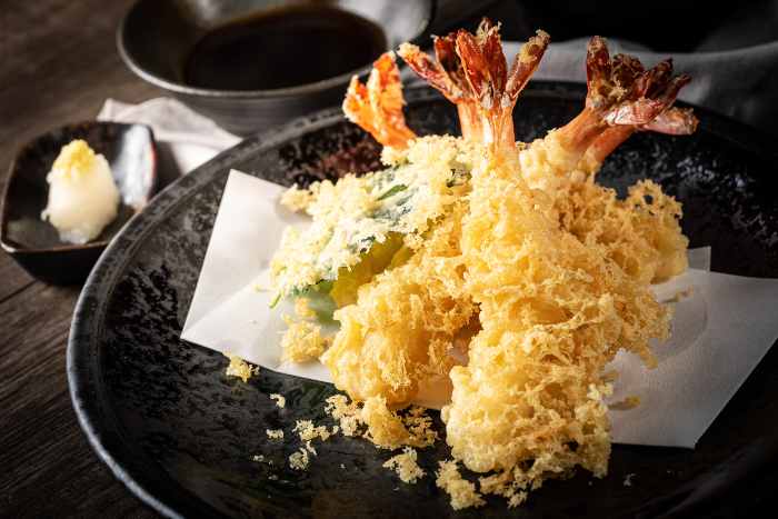 Gamberi fritti in tempura su piatto