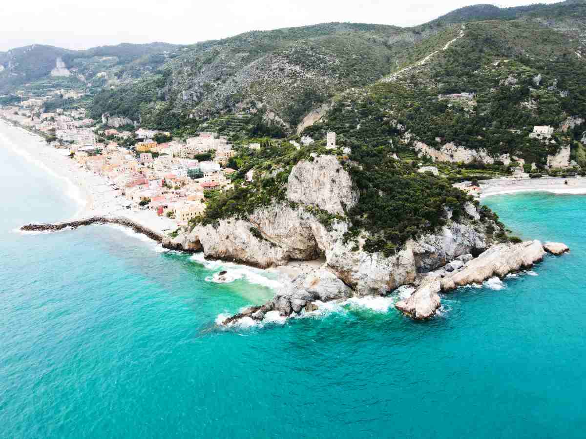 Vista aerea di Varigotti e Punta Crena