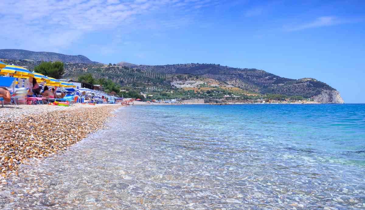 Acqua cristallina lungo la spiaggia di Piana di Mattinata