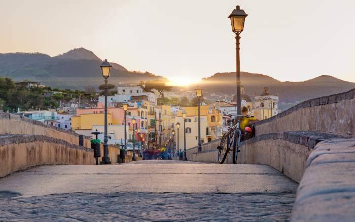 Ponte della città di Ischia al tramonto