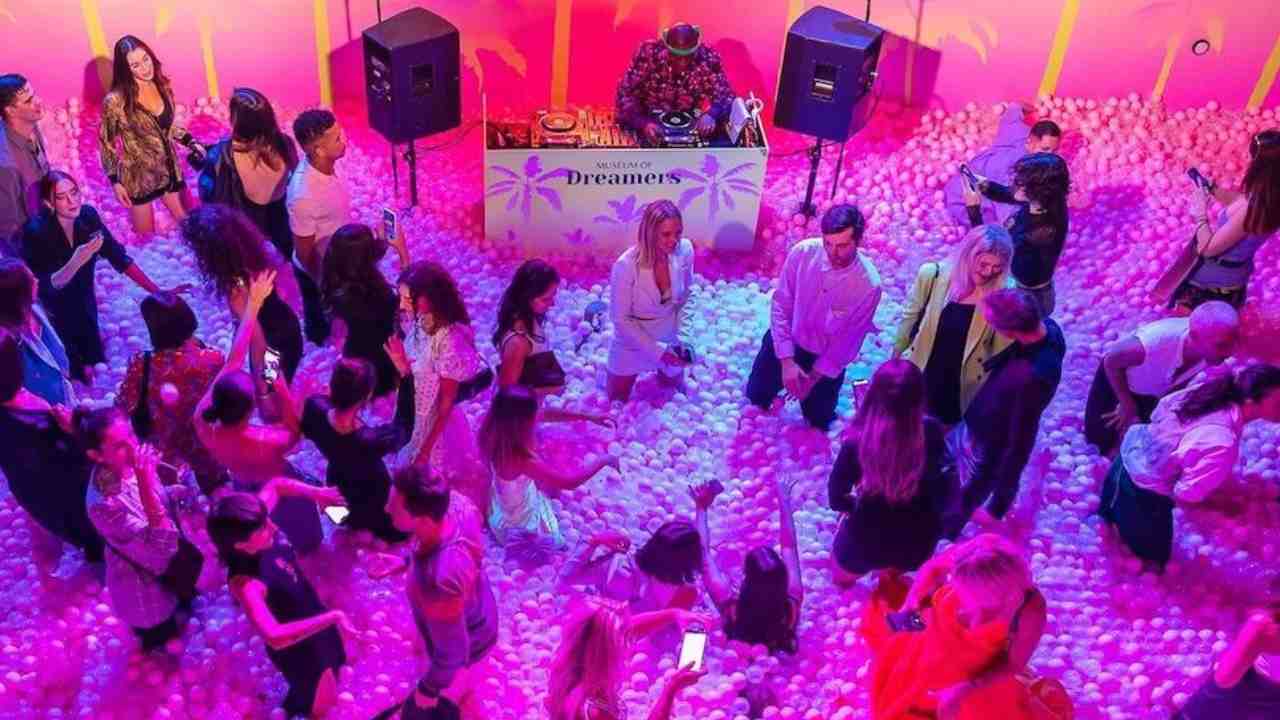 Piscine di palline rosa e stanze psichedeliche: il nuovo museo per chi non vuole smettere di sognare