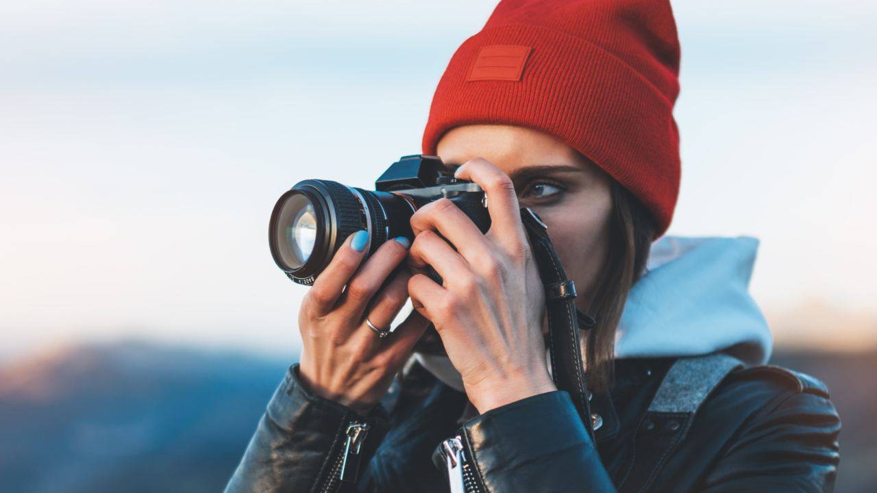 Ragazza scatta una foto delle vacanze per condividerla sui social