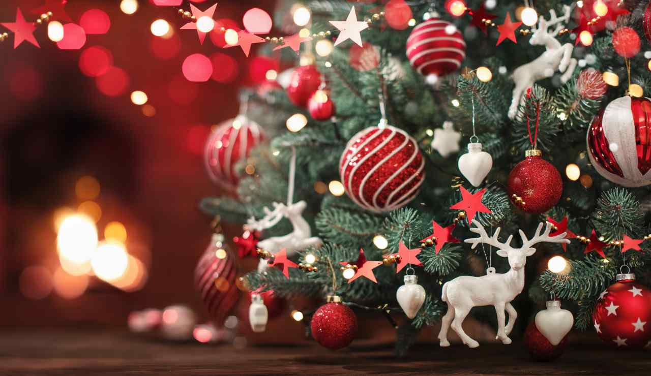 Addobi di Natale sull'albero