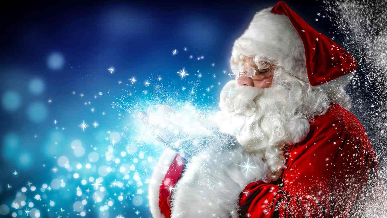 Babbo Natale soffia su polvere di stelle durante il periodo natalizio