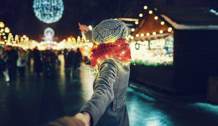 Ragazza con luminarie natalizie