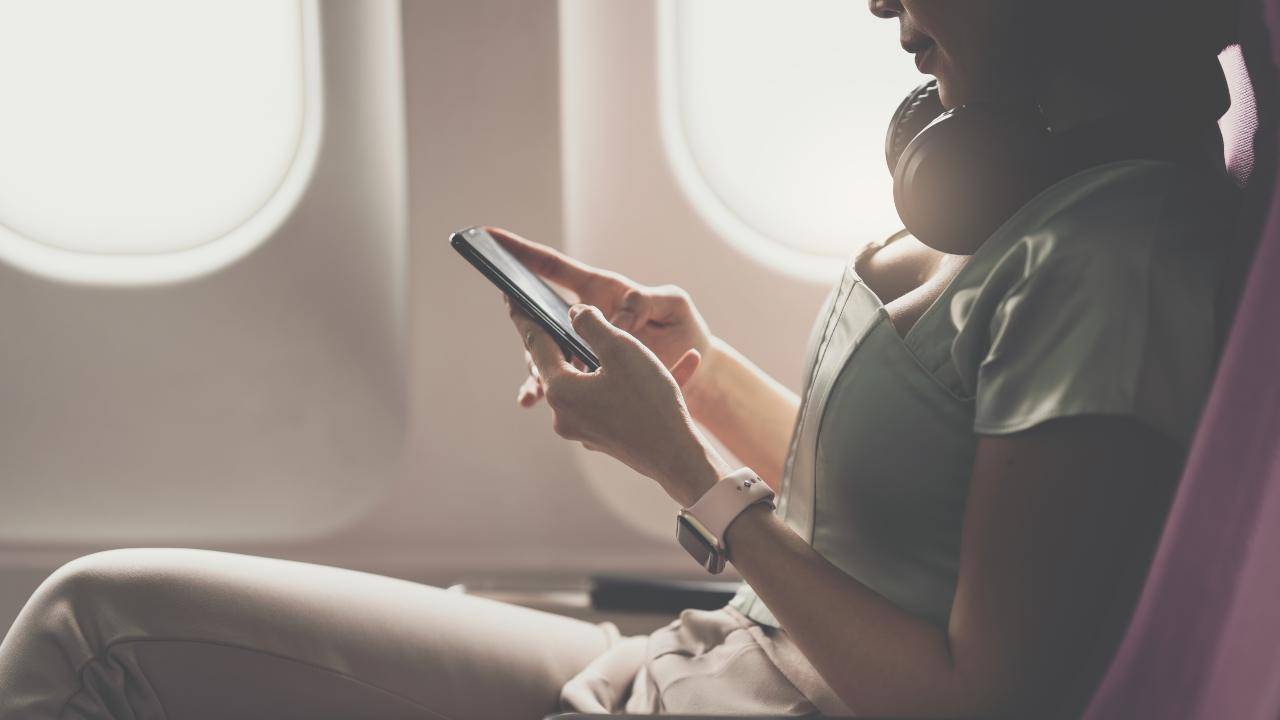 Donna usa cellulare sull'aereo, è pericoloso?