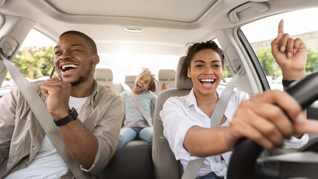 Famiglia canta in auto