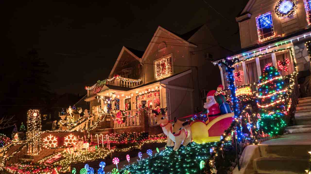 Le strade decorate e illuminate più belle da vedere a Natale nel mondo