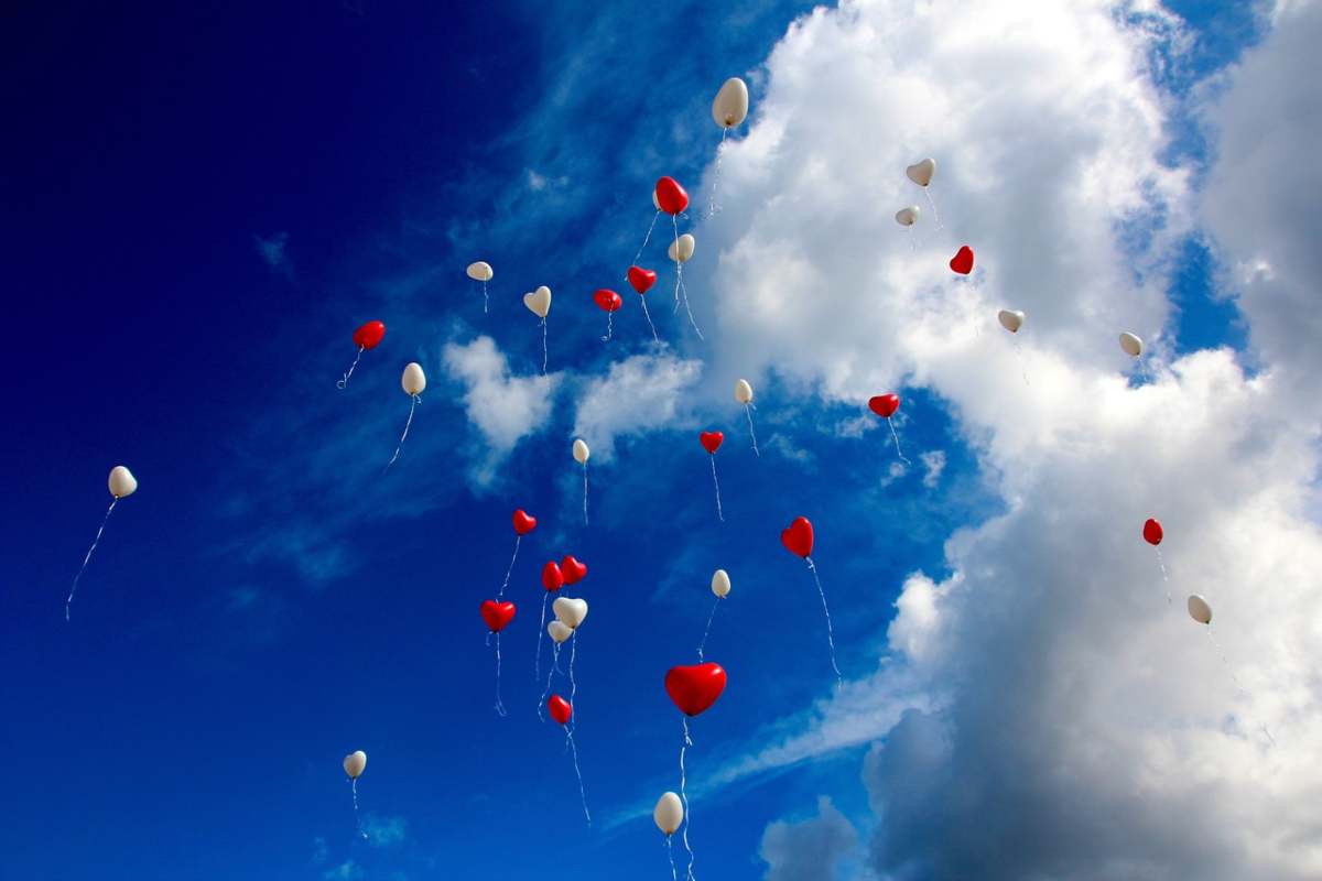 Palloncini a cuore nel cielo