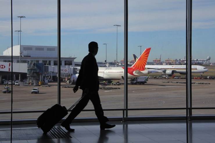 Uomo cammina in aeroporto