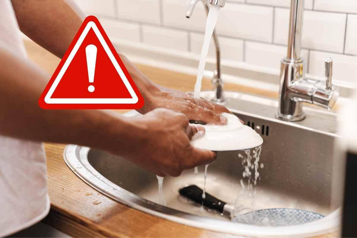 pericoli a lavare piatti a mano