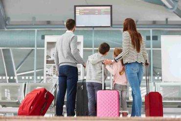 Famiglia che sta partendo per una vacanza ferma in aeroporto