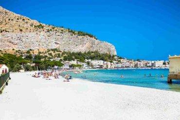 Mare e spiaggia di Mondello a Palermo