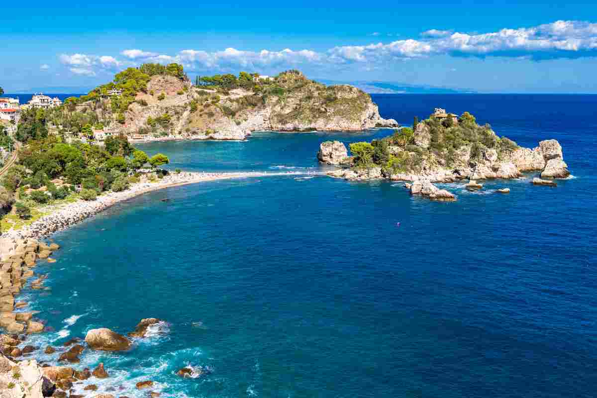 vista aerea della baia di isola bella una delle spiagge di Taormina