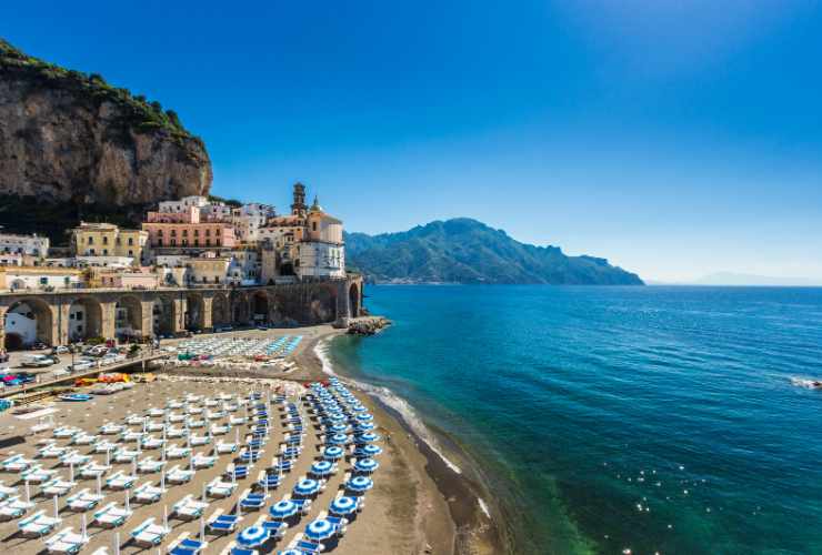 spiaggia e città di Atrani costiera amalfitana