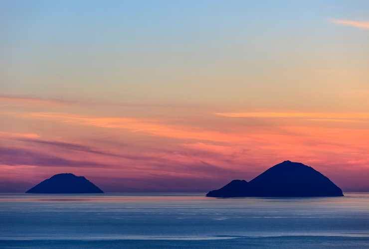 Alicudi e Filicudi al tramonto