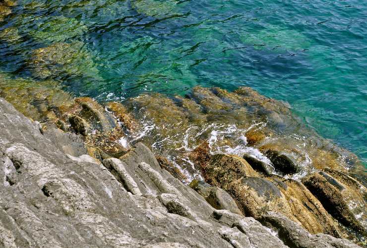 Riomaggiore Cinque Terre spiaggia di ciottoli e rocce