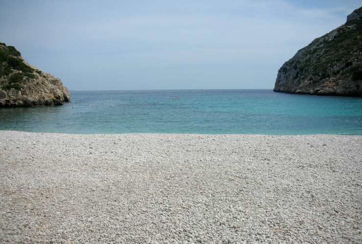 mare con spiaggia di sassi e scogli
