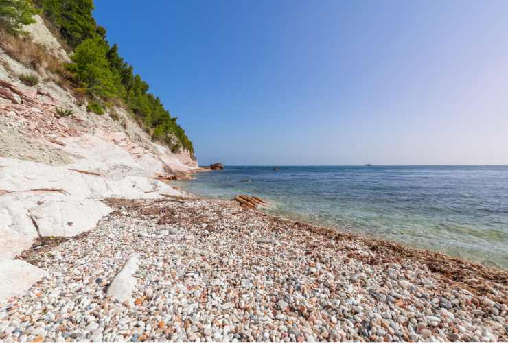 spiaggia sassi neri sirolo