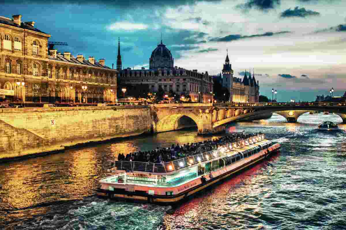 Bateau Mouche Senna Parigi