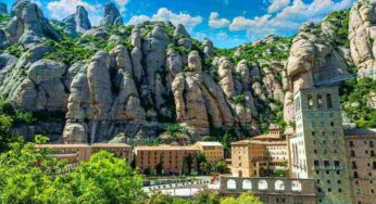 A due passi dall’Italia c’è un monastero incastrato nella montagna sacra: uno scenario mozzafiato