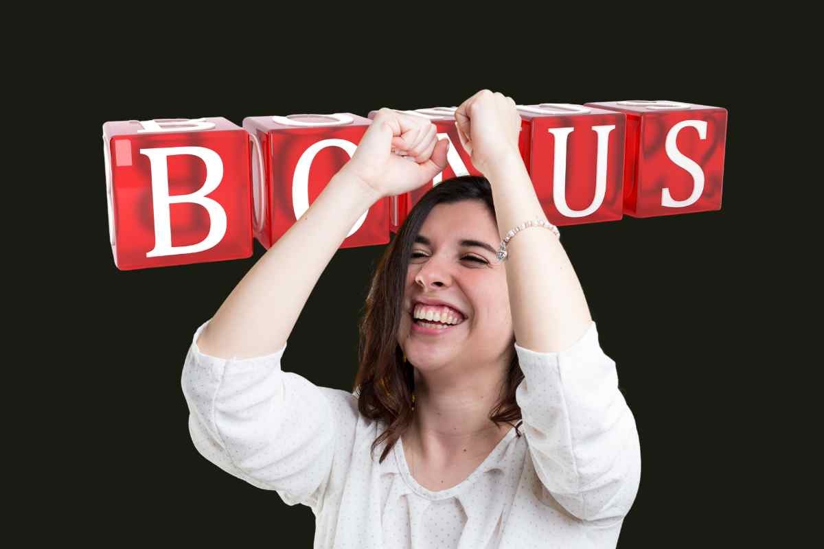 Donna esulta con braccia alzate