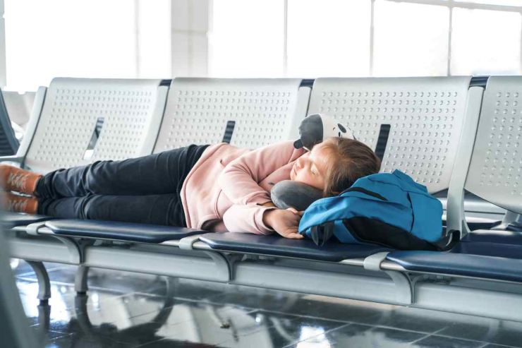 Donna sdraiata aspetta aereo