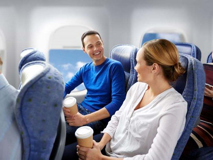 coppia di ragazzi che parlano in aereo