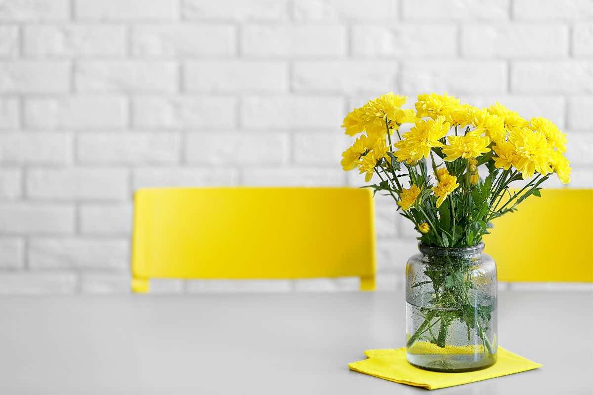 Fiori freschi a tavola in un vaso