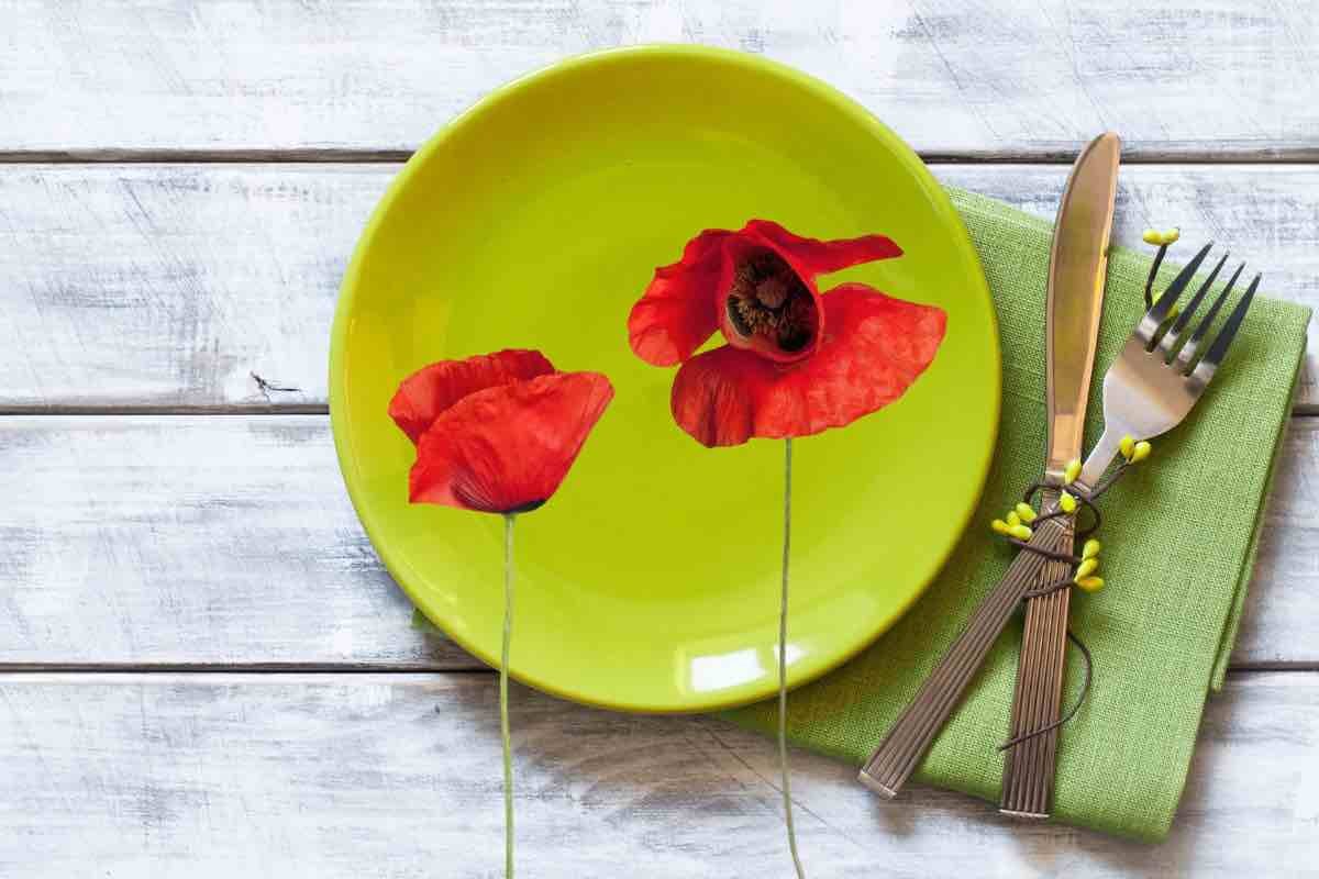 Piatto posate e fiori sulla tavola