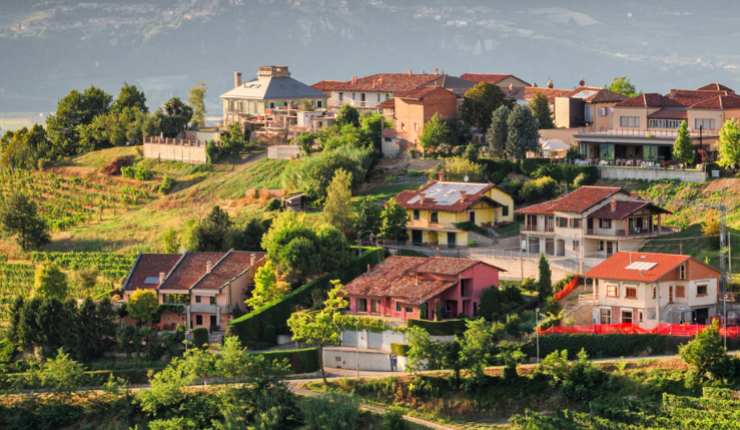 Vigneti e case delle Langhe