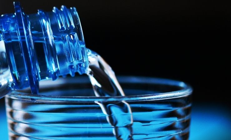 Bottiglia d'acqua bicchiere