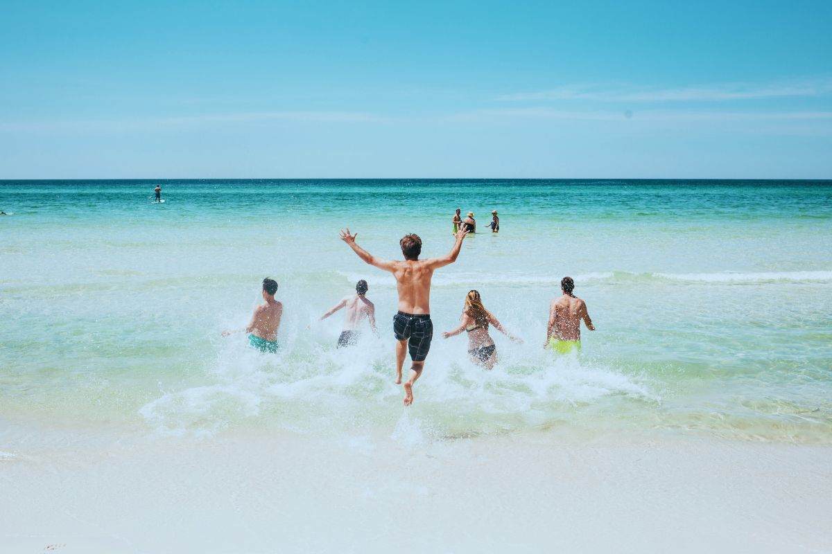 Ragazzi che si tuffano a mare