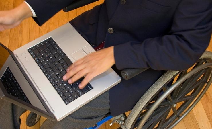 Disabile usa computer