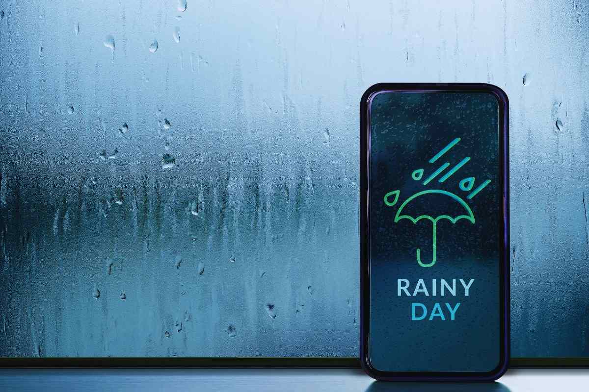 Vetro appannato e app meteo che indica giorno di pioggia