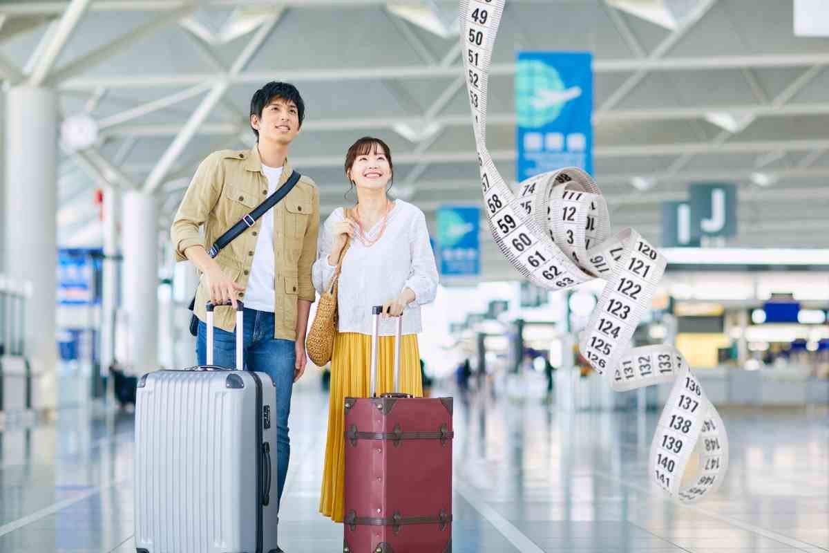 Viaggiatori in aeroporto e metro