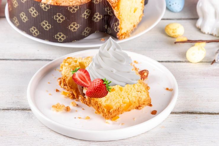 Fettina di colomba con panna e fragole