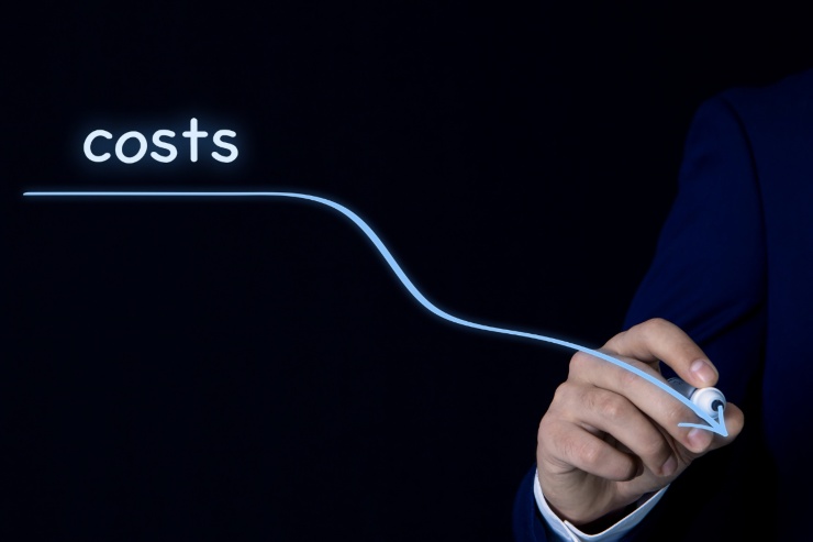 Illustrazione prezzi in calo: uomo che fa scendere una linea disegnata con scritto "cost"