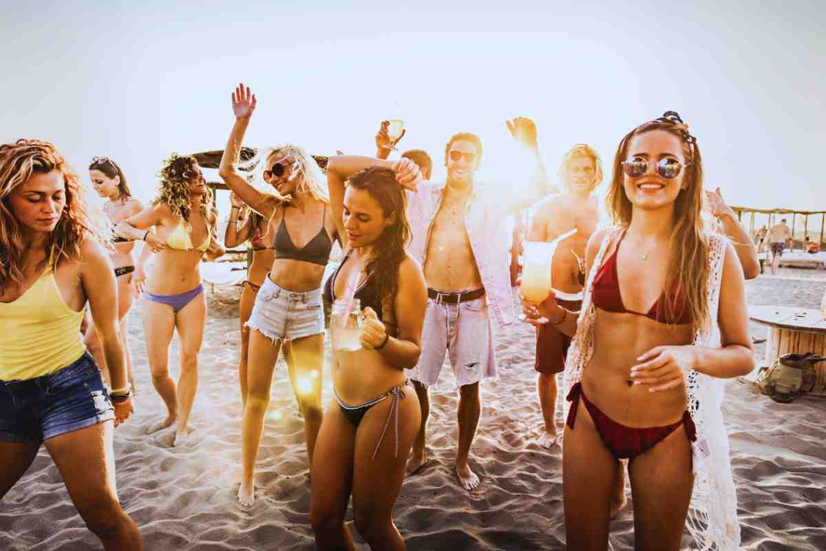 Ragazzi che ballano e si divertono in spiaggia