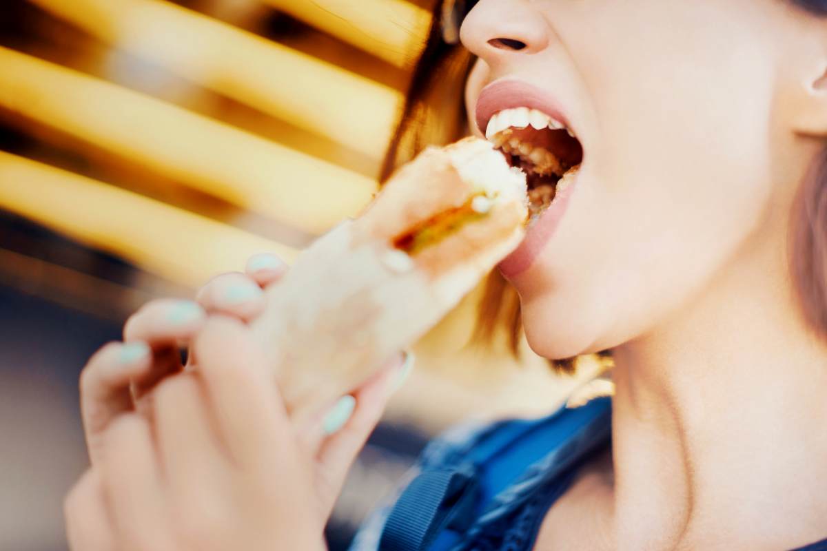 Donna che mangia un panino