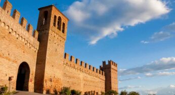 Ampie colline e un imponente castello medievale, questo borgo ti sorprenderà: è perfetto per la primavera 2025