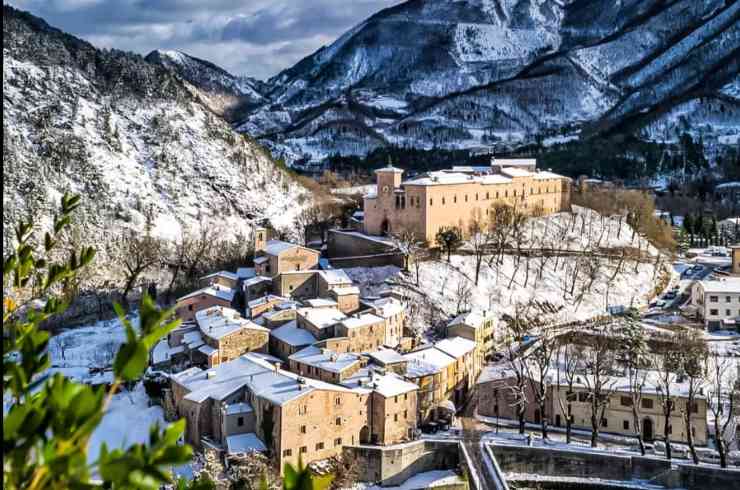 il borgo di piobbico nelle marche: montagne, case e il castello