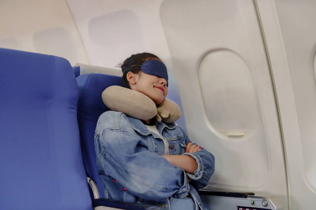 Donna che dorme in aereo