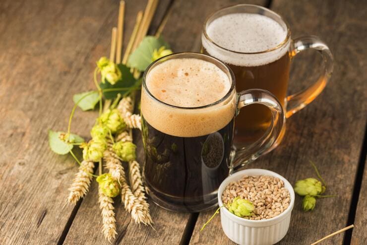 Boccali di birra artigianale su tavolo di legno